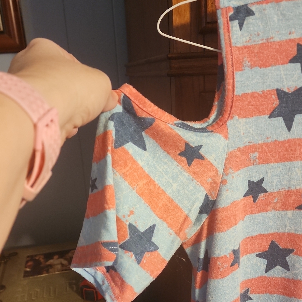 ✨5/$8✨ Blue and Pink Star Patterned Women's Top B4 - Picture 3 of 7